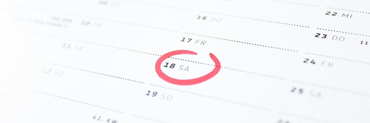 Ein mit rotem Stift umkreister Tag auf einem Papierkalender.