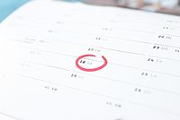 Ein mit rotem Stift umkreister Tag auf einem Papierkalender.