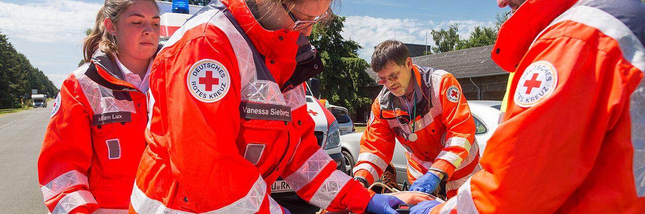 Erste Hilfe beim Fahrradunfall, Versorgung des Unfallopfers durch Rettungssanitäter